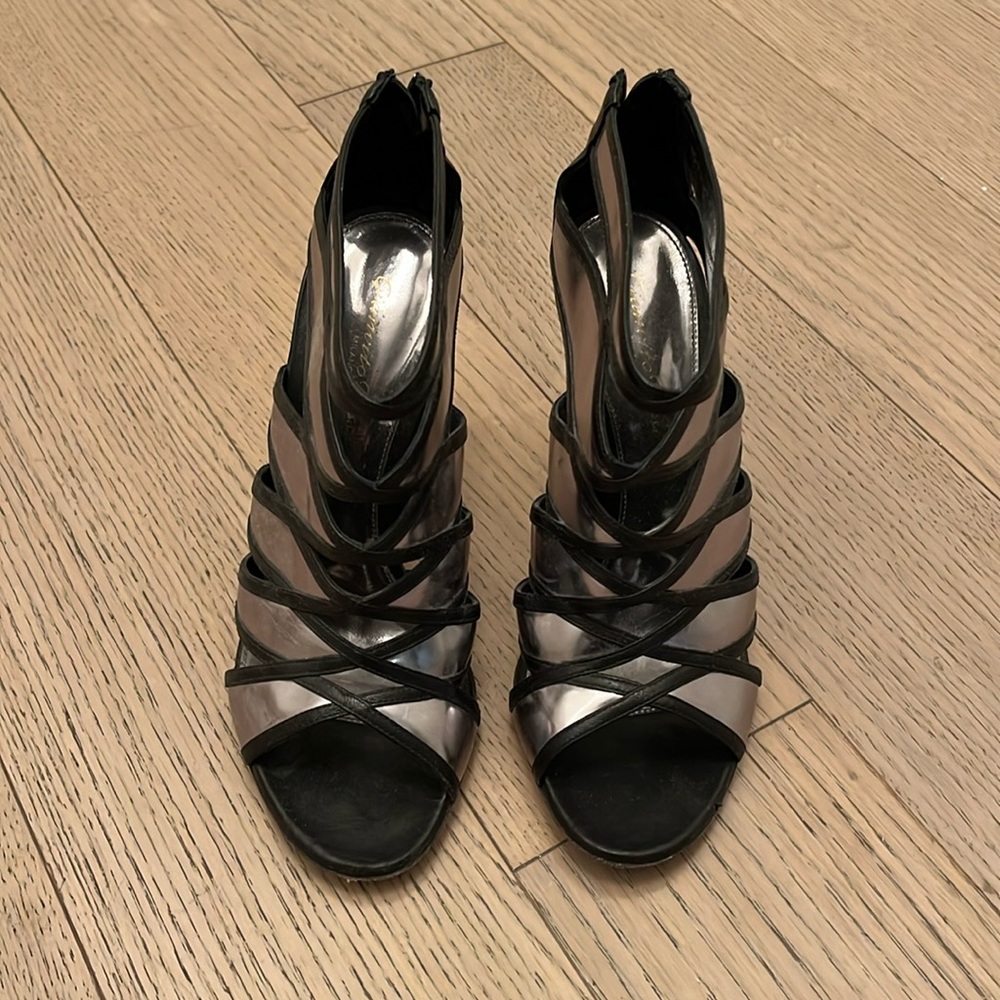 Gianvitto Rossi back zip metallic silver and black heel size 371/2